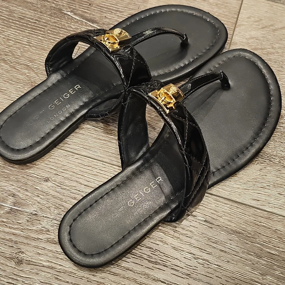 KURT GEIGER LONDON Black Thong Sandals Padlock & Quilted Strap Design Flip Flops - Picture 5 of 7